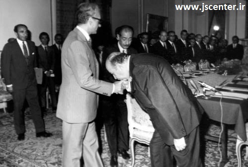 هویدا و بوسیدن دست محمدرضا پهلوی