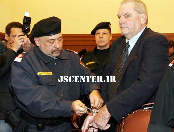 دیوید ایروینگ با دستبند