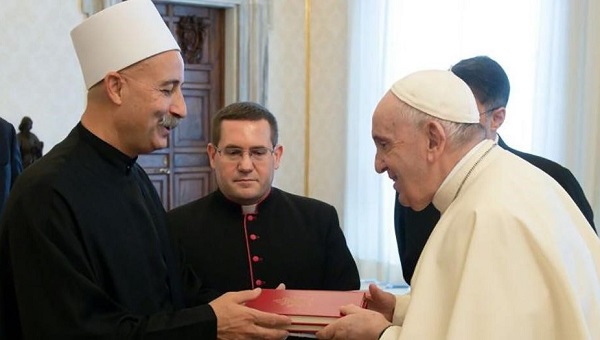 قاسم بدر رئیس المجلس العالمی للسلام در دیدار با پاپ فرانسیس دسامبر ۲۰۲۱ واتیکان