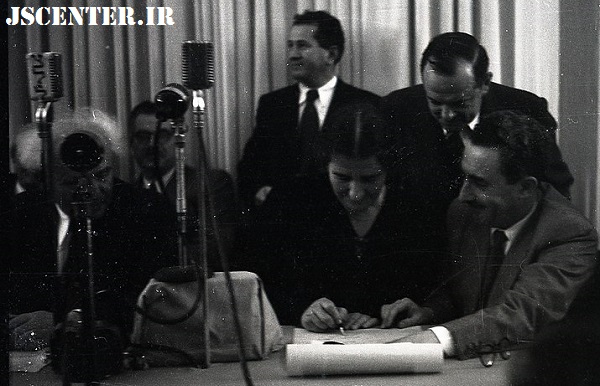 گلدا مایر در حال امضای اعلامیه استقلال 1948