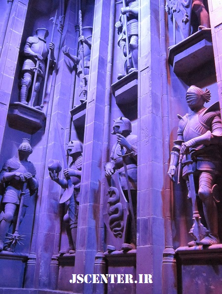مجسمه شوالیه‌های معبد در هاگوارتز در فیلم هری پاتر