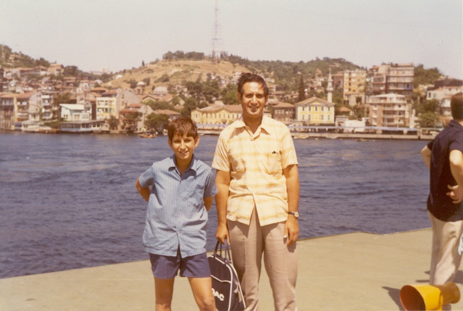 عکس شاپور ریپورتر در کنار پسرش