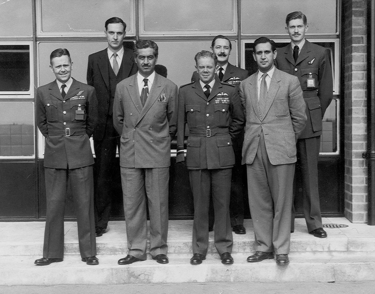 عکس شاپور ریپورتر و تیمور بختیار اولین رئیس ساواک و چند افسر آمریکایی
