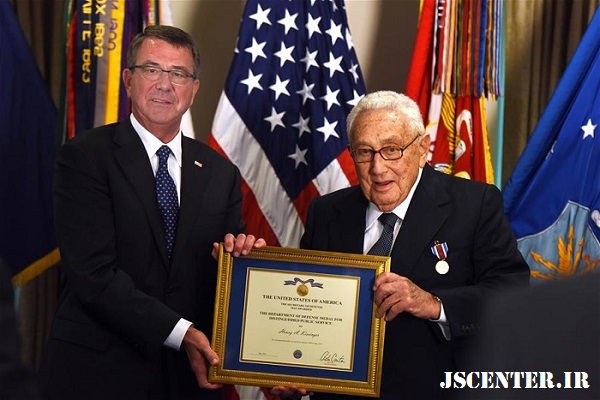 هنری کیسینجر در حال دریافت مدال وزارت دفاع برای خدمات عمومی برجسته