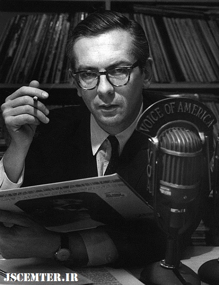 سلبریتی - ویلیس کانور در حال اجرای برنامه در صدای آمریکا 1969